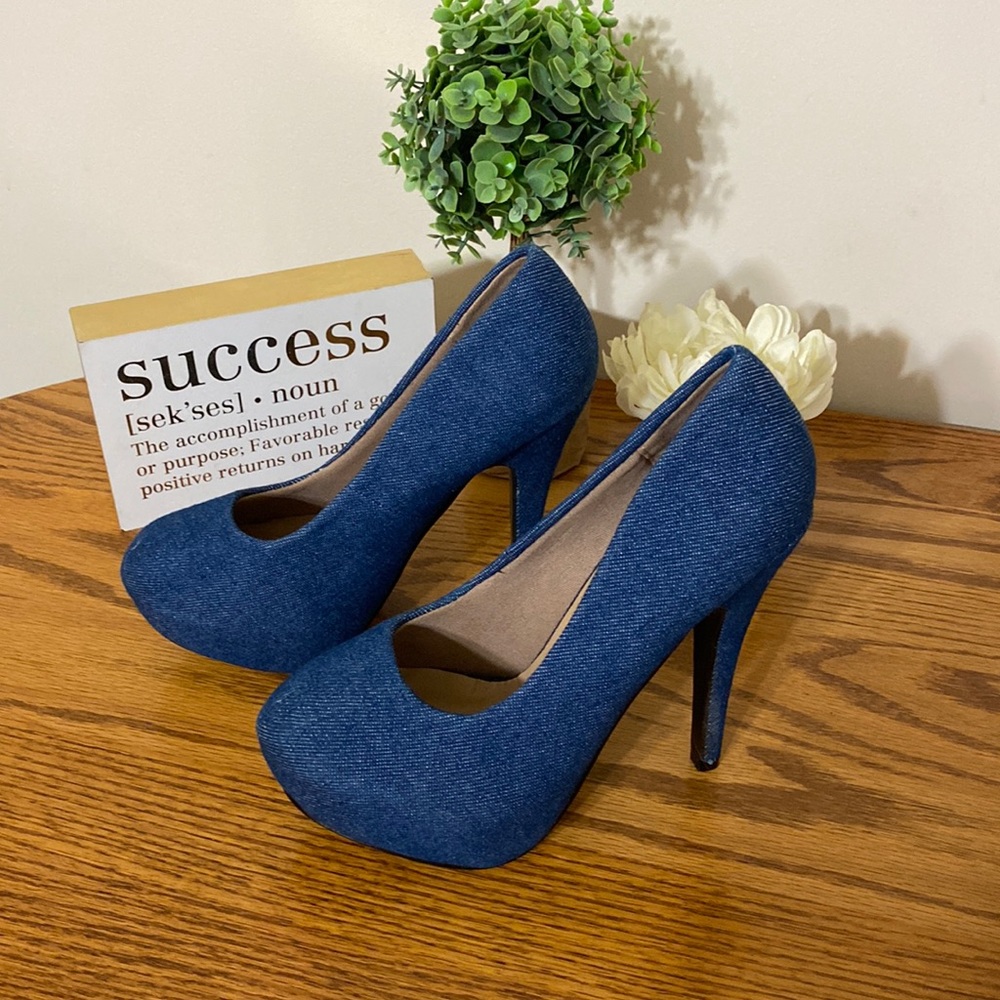 NWOT DELICACY SUNSET Heels